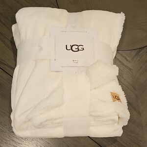 UGG Avery Plush Throw Blanket - White